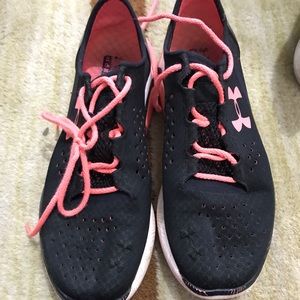 Black under armour sneakers size 8.5